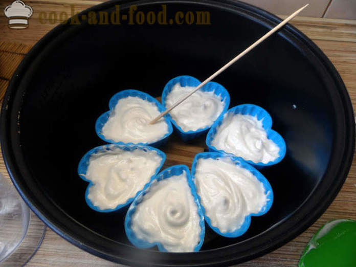 Biscuit dans des moules en silicone avec de la gelée et de baies - comment faire cuire des biscuits dans des moules, étape par étape les photos de recettes