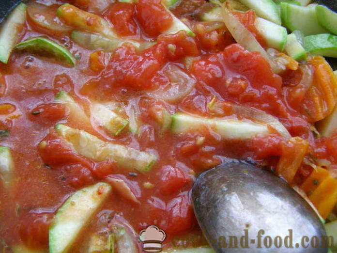 Flounder frit dans une casserole avec les légumes et la sauce tomate - comment faire cuire les filets de limande à queue frites, photos étape par étape recette