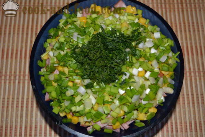 Salade de chou chinois à la saucisse fumée, les poivrons et le maïs en conserve - comment préparer une salade de chou chinois avec du maïs et des saucisses, une étape par étape des photos de recettes