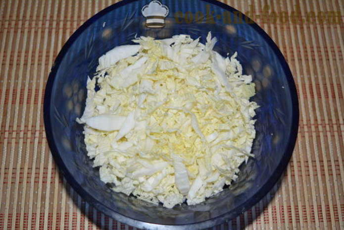 Salade de chou chinois à la saucisse fumée, les poivrons et le maïs en conserve - comment préparer une salade de chou chinois avec du maïs et des saucisses, une étape par étape des photos de recettes