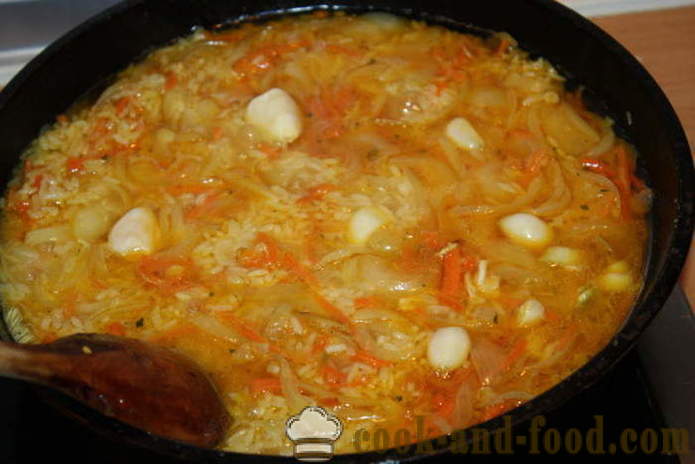Délicieux plat d'accompagnement de riz avec des carottes, l'oignon et l'ail - comment cuire un délicieux plat d'accompagnement de riz, une étape par étape des photos de recettes