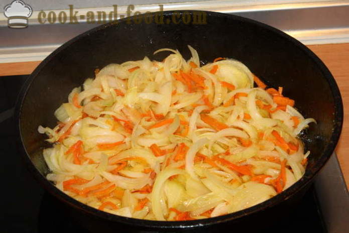 Délicieux plat d'accompagnement de riz avec des carottes, l'oignon et l'ail - comment cuire un délicieux plat d'accompagnement de riz, une étape par étape des photos de recettes