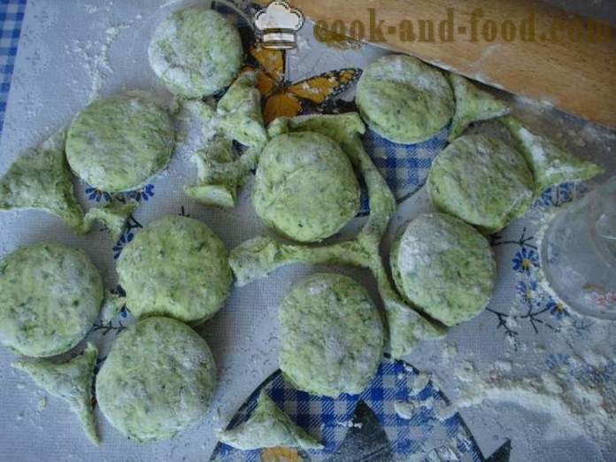 Boulettes duveteuses avec des petits fruits surgelés - comment faire cuire des boulettes avec des baies sur une paire, avec une étape par étape des photos de recettes