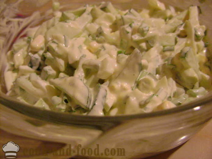 Salade: les concombres, les œufs, la ciboulette et la mayonnaise - comment faire une salade de concombre avec de la mayonnaise, une étape par étape des photos de recettes