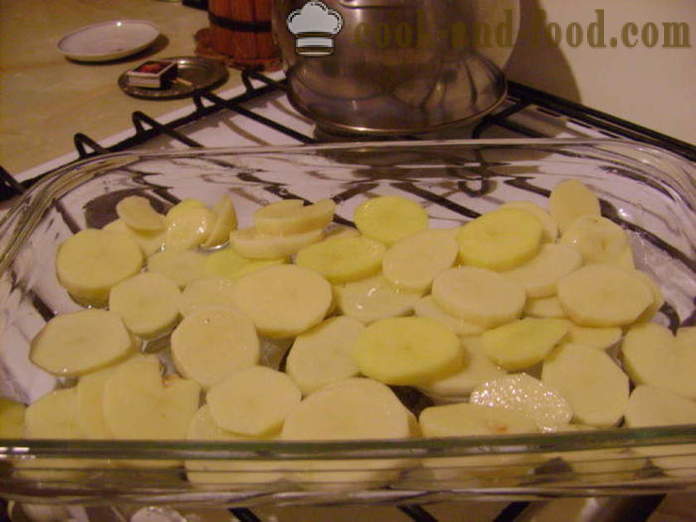 Ailes de poulet sur un lit de pommes de terre au four - comment faire des ailes et des pommes de terre au four, avec une étape par étape des photos de recettes