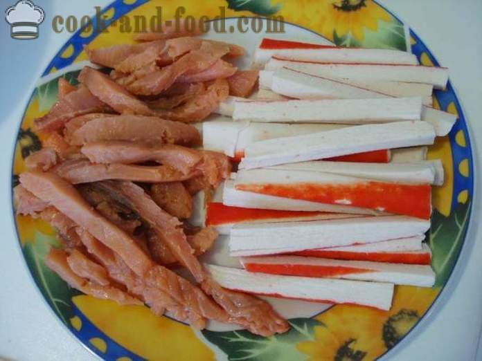 Rouleaux de sushi avec les bâtonnets de crabe et de poisson rouge - rouleaux de sushi de cuisson à la maison, photos étape par étape recette