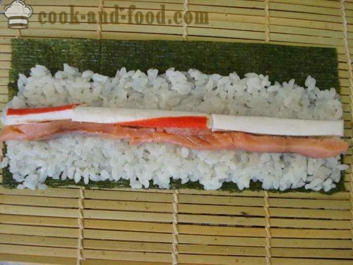 Rouleaux de sushi avec les bâtonnets de crabe et de poisson rouge - rouleaux de sushi de cuisson à la maison, photos étape par étape recette
