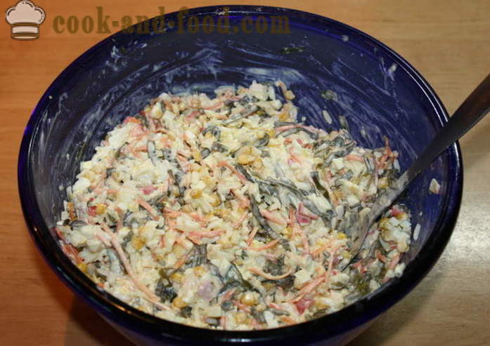 Une simple salade aux algues, l'œuf et le crabe palochkami- comment préparer une salade aux algues, étape par étape des photos de recettes