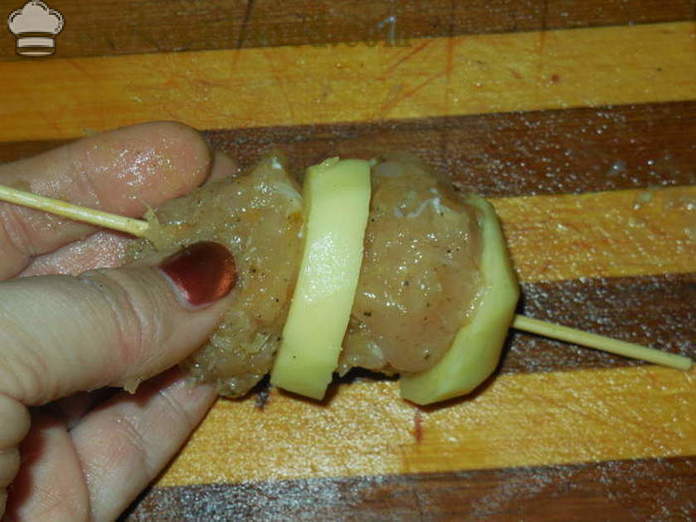 Les pommes de terre avec de la viande hachée cuite au four sur des brochettes - comment faire cuire les pommes de terre avec de la viande hachée dans le four, avec une étape par étape des photos de recettes
