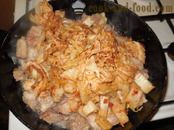 Porc avec kimchi en coréen - kimchi comme une frite avec de la viande, étape par étape des photos de recettes