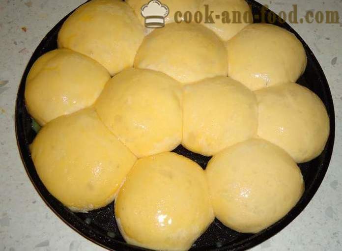 Petits pains de levure avec des graines de sésame dans le four - comment faire un petit pain avec des graines de sésame à la maison, photos étape par étape recette