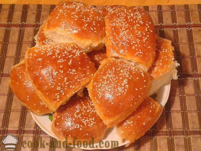 Petits pains de levure avec des graines de sésame dans le four - comment faire un petit pain avec des graines de sésame à la maison, photos étape par étape recette