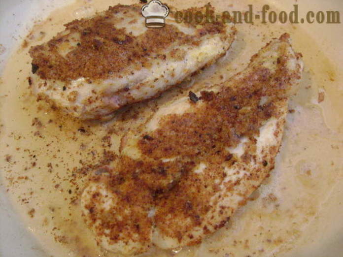 Poitrine de poulet avec le manteau de l'omelette dans une casserole - comment faire cuire les poitrines de poulet sous un manteau de fourrure pour le dîner, avec une étape par étape des photos de recettes