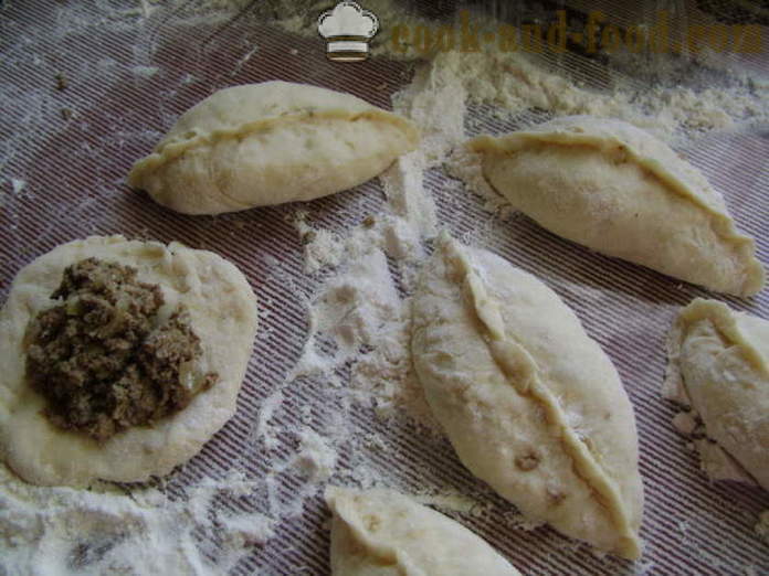 Délicieuses tartes frites avec du foie - comment faire cuire des tartes avec le foie frit dans une casserole, avec une étape par étape des photos de recettes