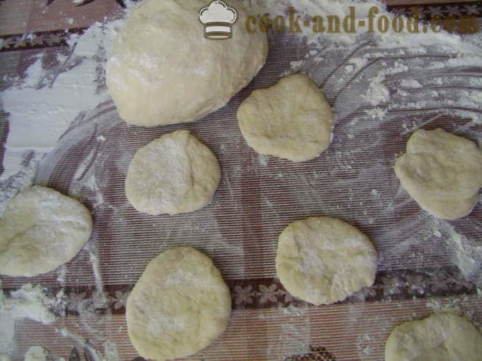 Délicieuses tartes frites avec du foie - comment faire cuire des tartes avec le foie frit dans une casserole, avec une étape par étape des photos de recettes