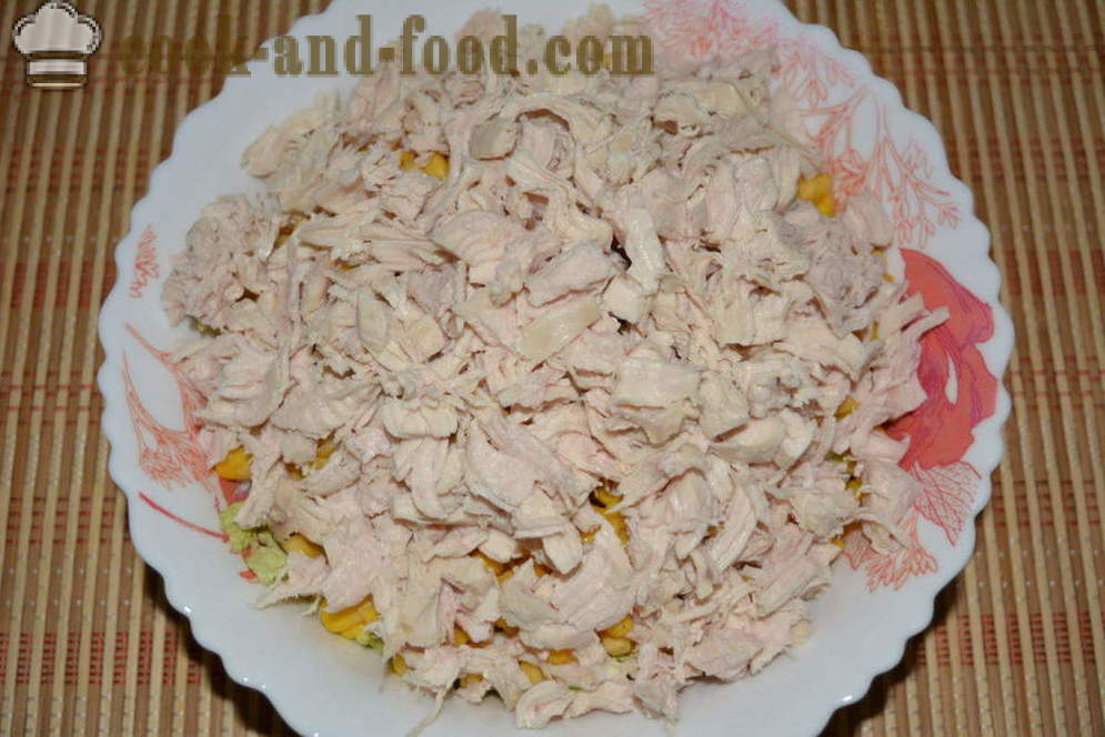 Une simple salade avec du chou chinois, le poulet et le maïs - comment préparer une salade de chou chinois poitrine de poulet, étape par étape des photos de recettes