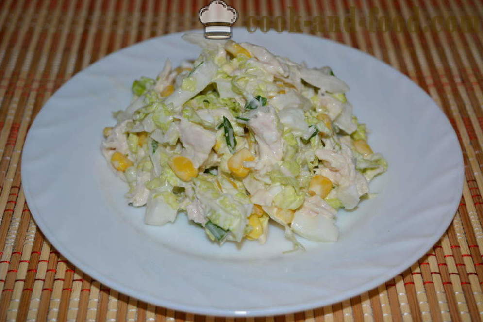 Une simple salade avec du chou chinois, le poulet et le maïs - comment préparer une salade de chou chinois poitrine de poulet, étape par étape des photos de recettes