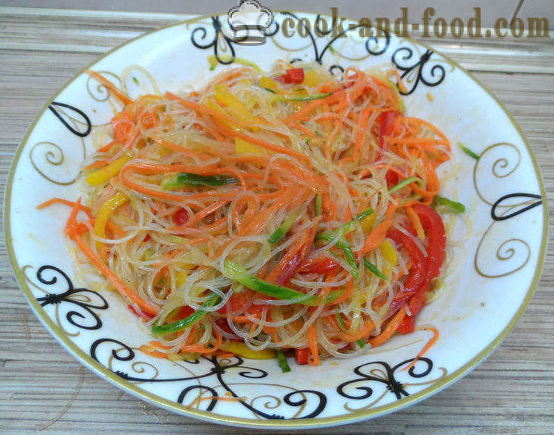 Une délicieuse salade avec Funchoza et légumes - comment préparer une salade Funchoza à la maison, photos étape par étape recette