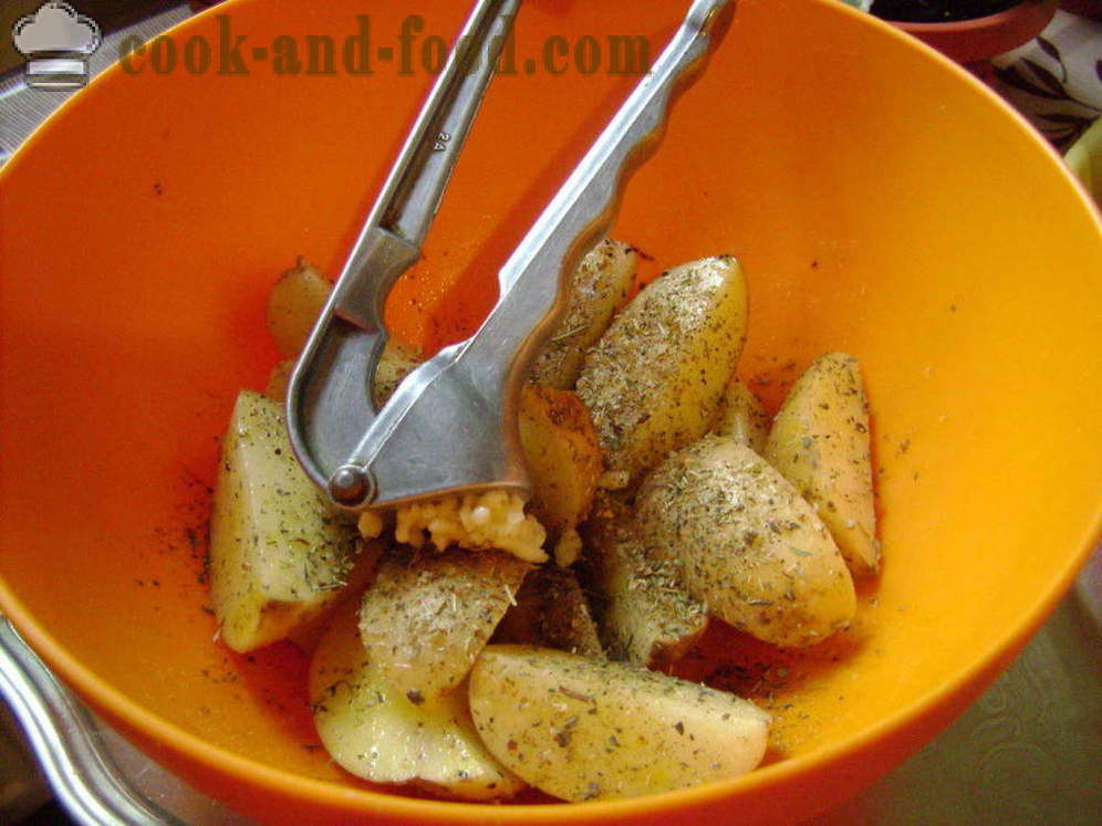 Pommes de terre au four avec une croûte - comme des tranches de pommes de terre cuites au four, avec une étape par étape des photos de recettes