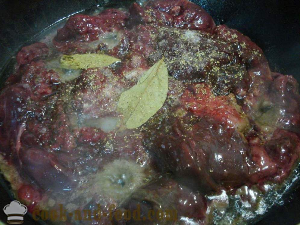 Délicieux foie de poulet à la crème sure avec des oignons dans une casserole - comment faire cuire le foie de poulet à la crème sure, une étape par étape des photos de recettes