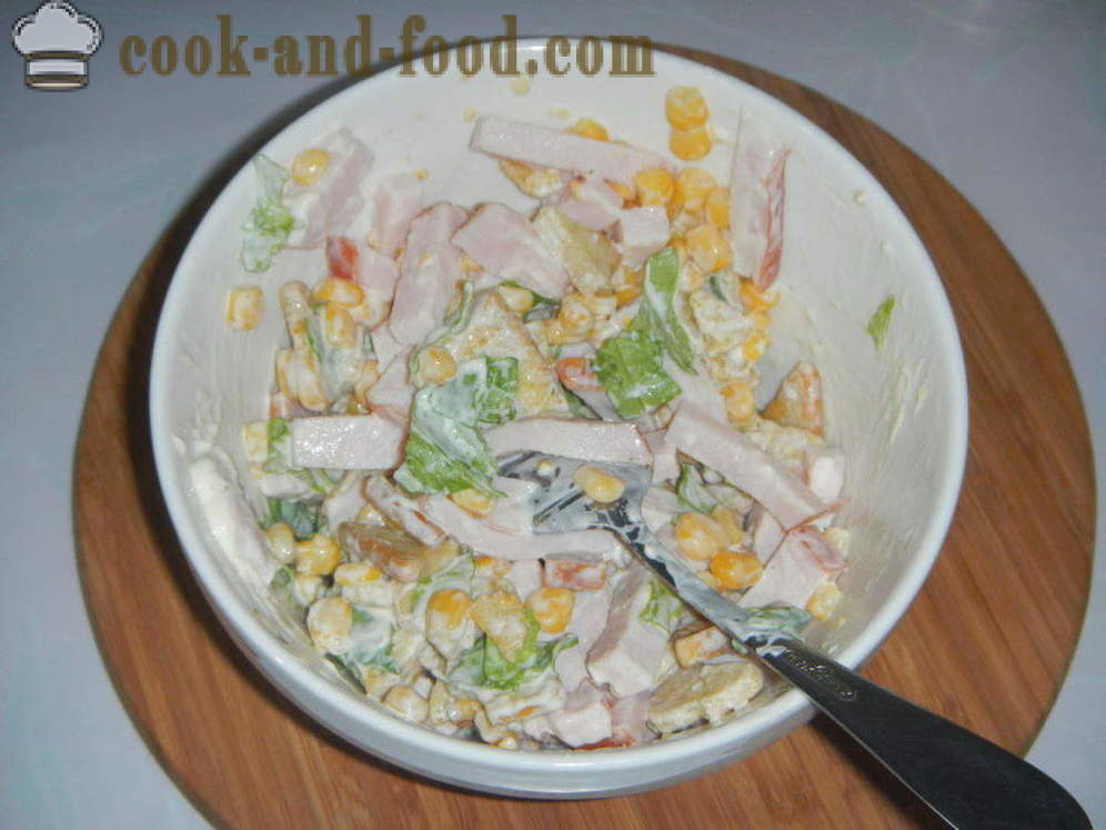 Une délicieuse salade avec des croûtons et de maïs - comment préparer une salade avec des croûtons et le maïs rapidement, photos étape par étape de la recette