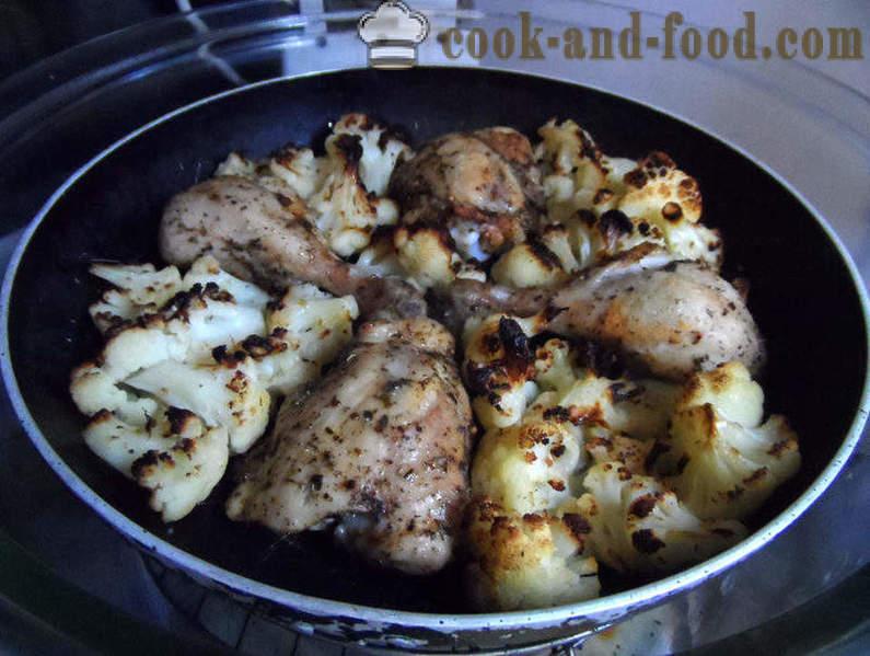 Cuisses de poulet cuit au four avec des légumes et du fromage - comme les cuisses de poulet cuites au four à Aerogrill, photos étape par étape recette