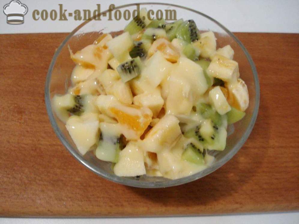 Une simple salade de fruits avec du lait condensé - comment faire une salade de fruits, une étape par étape des photos de recettes