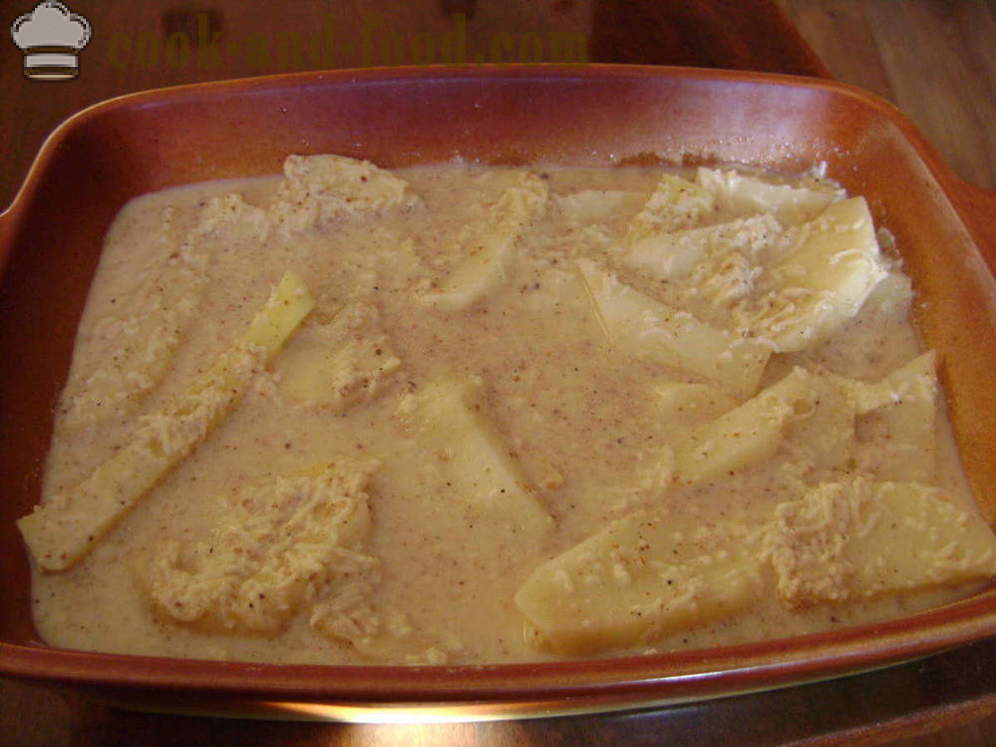 Les pommes de terre cuites au four dans une sauce à la crème - les délicieuses pommes de terre cuites au four avec une croûte dorée, avec une étape par étape des photos de recettes