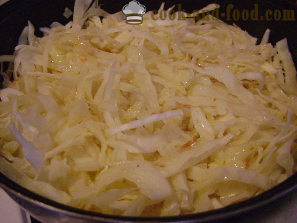 Chou braisé aux pommes de terre, le poulet et les champignons - à la fois savoureux de faire cuire le chou compotés, étape par étape des photos de recettes