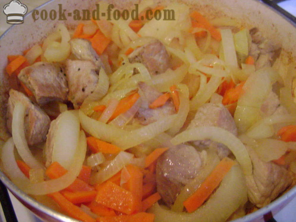 Chou braisé aux pommes de terre, le poulet et les champignons - à la fois savoureux de faire cuire le chou compotés, étape par étape des photos de recettes