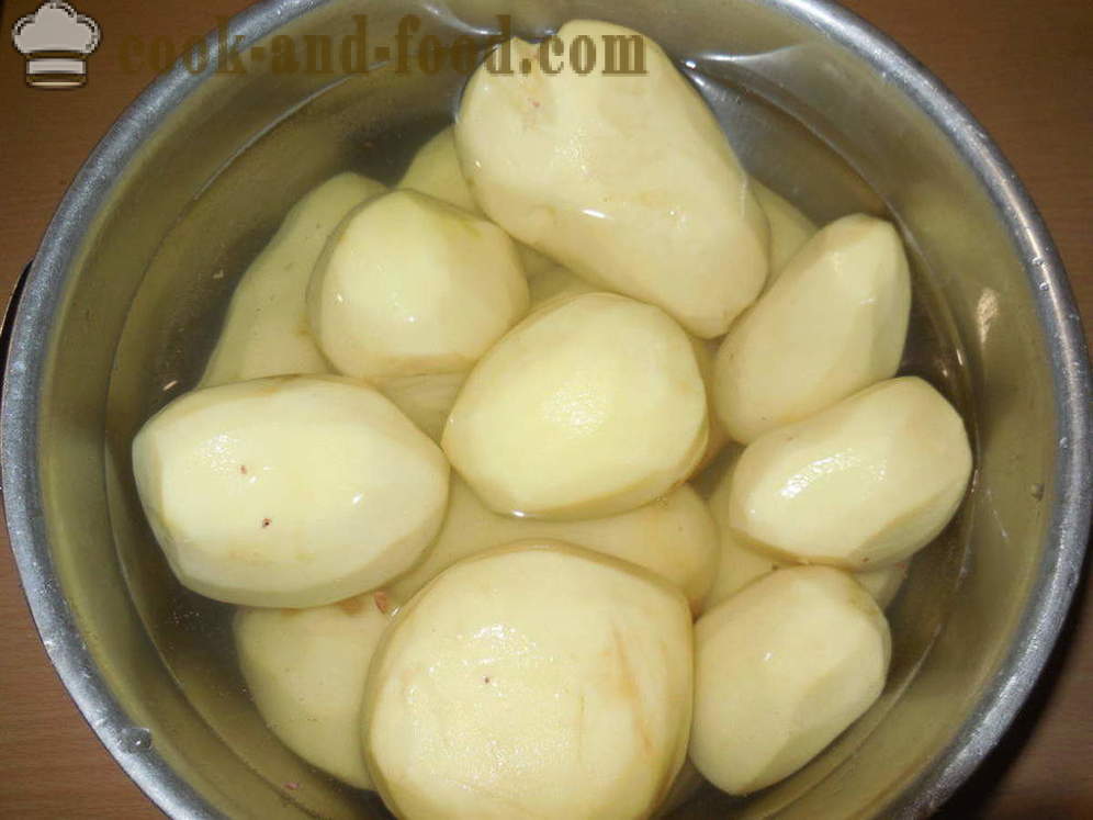 Cuisse de poulet avec des pommes de terre au four - comment faire cuire un poulet délicieux cuisses avec des pommes de terre, étape par étape des photos de recettes
