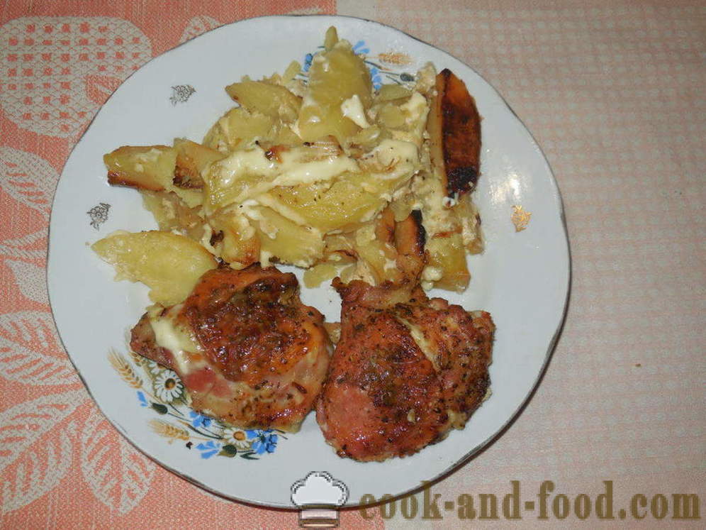 Cuisse de poulet avec des pommes de terre au four - comment faire cuire un poulet délicieux cuisses avec des pommes de terre, étape par étape des photos de recettes
