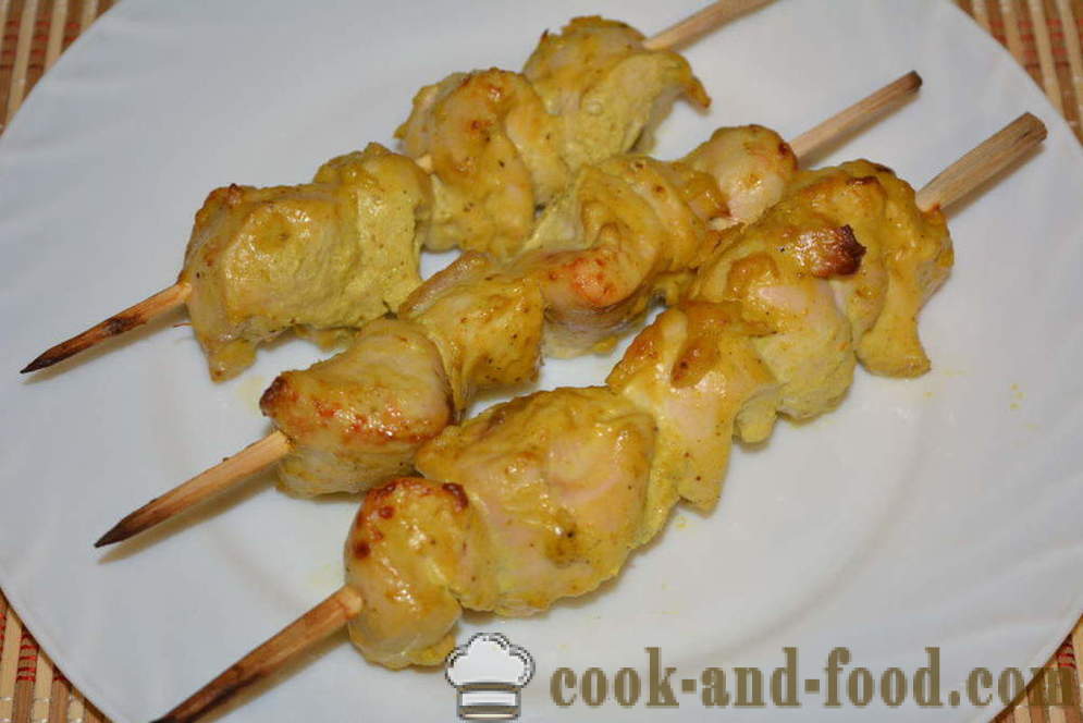 Les brochettes les plus délicieux de poulet dans le four sur des brochettes - comment faire cuire un poulet kebab à la maison dans le four, avec une étape par étape des photos de recettes
