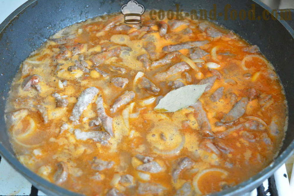 Foie cuit avec des oignons et la pâte de tomate - comme le foie délicieux avec des oignons sur extinguish une poêle, une étape par étape des photos de recettes