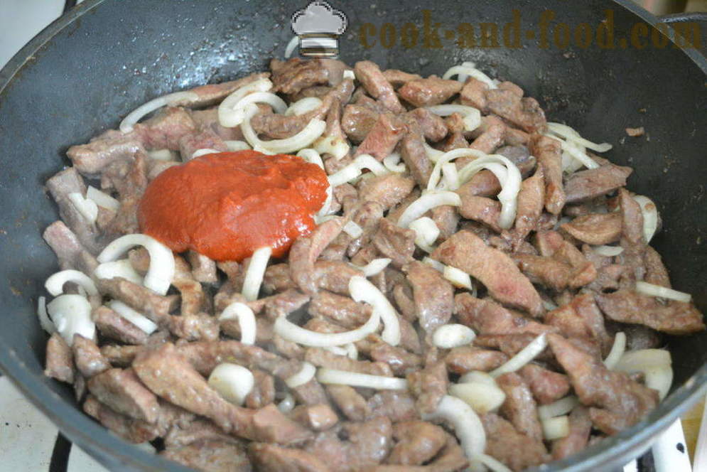 Foie cuit avec des oignons et la pâte de tomate - comme le foie délicieux avec des oignons sur extinguish une poêle, une étape par étape des photos de recettes