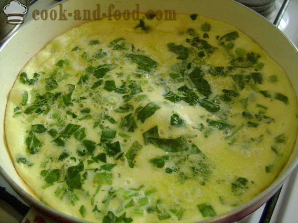Œufs brouillés Lush avec du lait, des épinards et des pois - comment faire une omelette moelleux dans une casserole, avec une étape par étape des photos de recettes