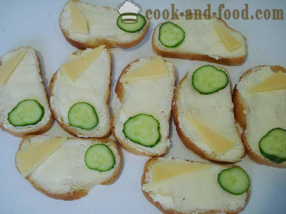 Sandwiches avec saucisse, fromage et concombre - comment faire un sandwich à la saucisse et du fromage, avec une étape par étape des photos de recettes