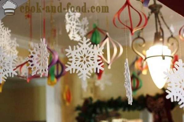 Décorations de Noël 2017 - idées de décoration nouvelle année avec leurs mains sur l'année du coq rouge feu sur le calendrier de l'Est