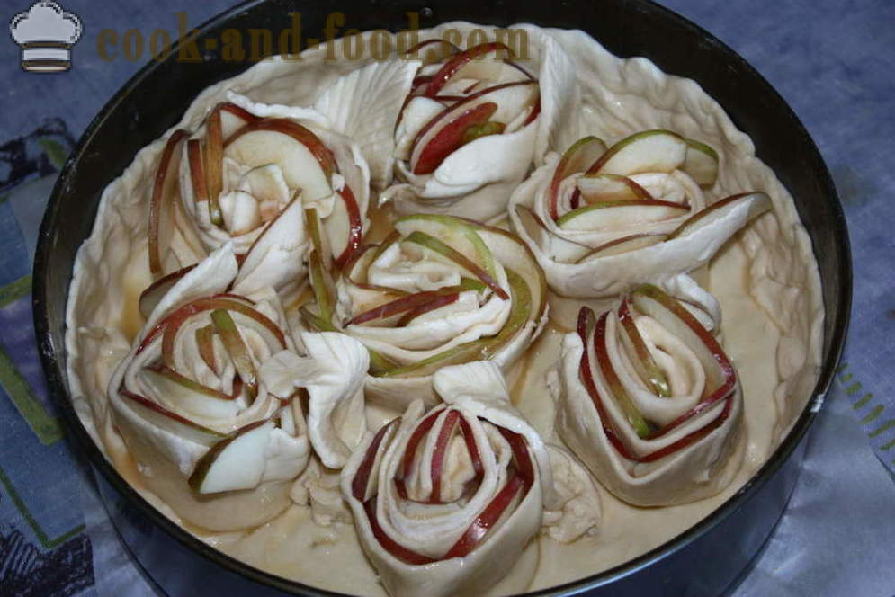 Roses de pommes dans la pâte feuilletée - délicieuse tarte aux pommes de pâte feuilletée comme les pommes enveloppées dans une pâte feuilletée comme des roses, photos étape par étape recette