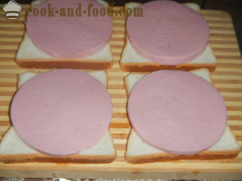Sandwichs chauds avec oeuf dans le four - comment faire un sandwich chaud avec des œufs, des saucisses et des champignons, étape par étape des photos de recettes