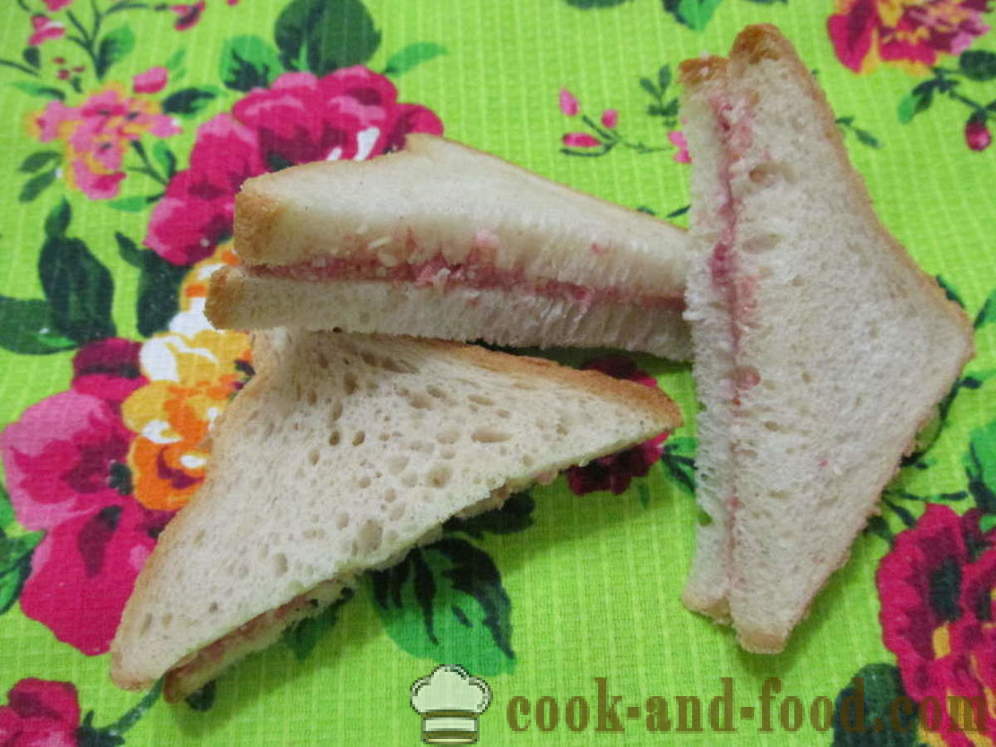 Sandwichs chauds dans le four avec des saucisses et du fromage - comment faire des sandwichs chauds dans le four, avec une étape par étape des photos de recettes