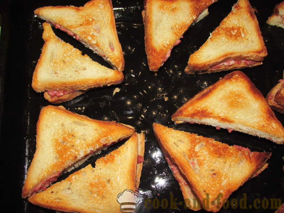 Sandwichs chauds dans le four avec des saucisses et du fromage - comment faire des sandwichs chauds dans le four, avec une étape par étape des photos de recettes