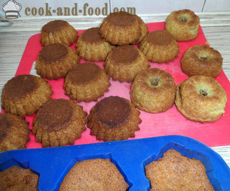 Petits gâteaux simples sur la crème yogourt ou aigre avec Semoule - comment faire des petits gâteaux dans des moules, photos étape par étape recette