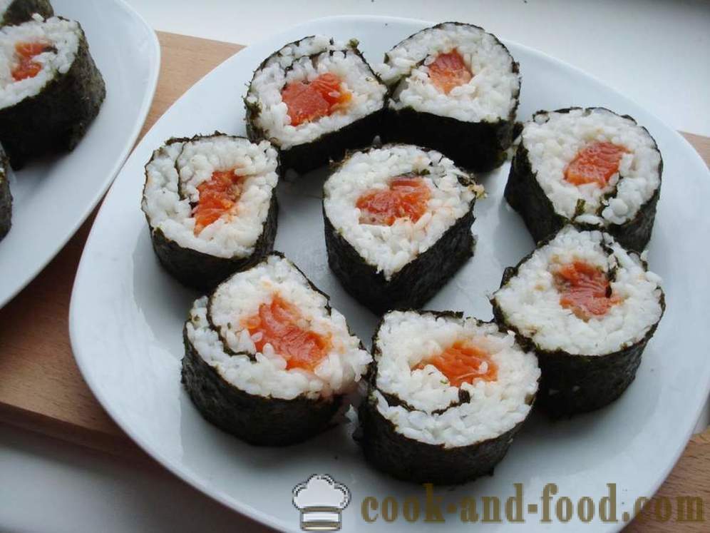 Rouleaux de sushi avec du riz et du poisson rouge - comment faire cuire les rouleaux de sushi à la maison, photos étape par étape recette