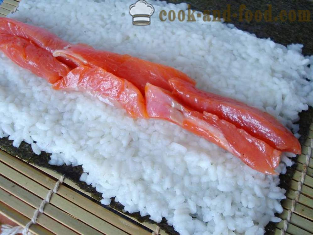 Rouleaux de sushi avec du riz et du poisson rouge - comment faire cuire les rouleaux de sushi à la maison, photos étape par étape recette