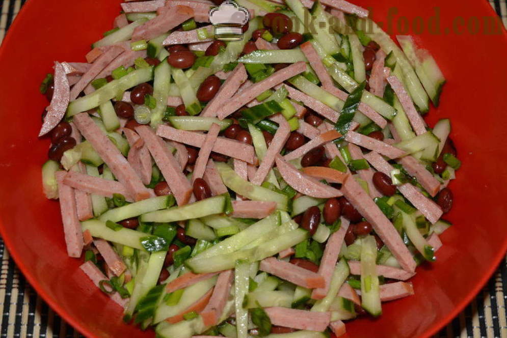 Salade de haricots rouges et des saucisses en conserve - Comment préparer une salade avec des haricots et des saucisses fumées, étape par étape des photos de recettes