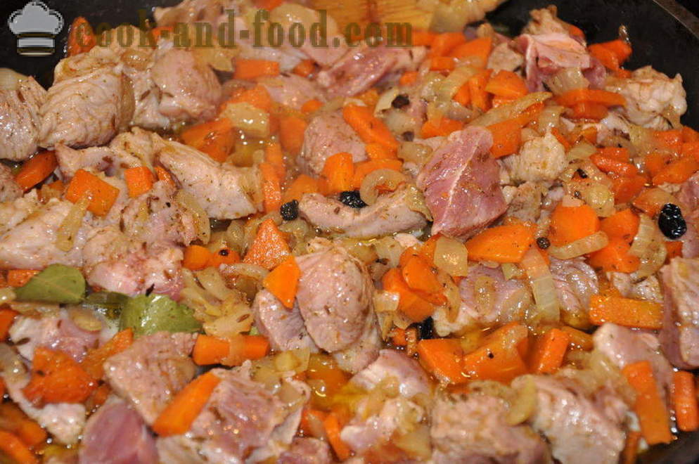 Délicieux pilaf pilaf avec du porc dans une casserole - comment faire cuire pilaf porc granuleuse sur la plaque, une étape par étape des photos de recettes