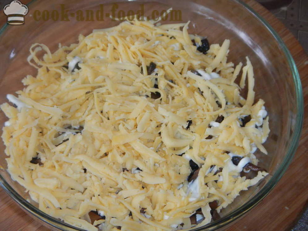 Couches de salade: poulet, champignons, fromage et œufs - comment mettre en couches de salade, une étape par étape des photos de recettes