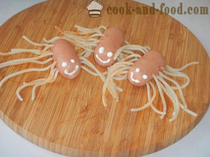 Octopus des saucisses et des spaghettis - comment faire cuire des spaghettis avec des saucisses pour les enfants, une étape par étape des photos de recettes