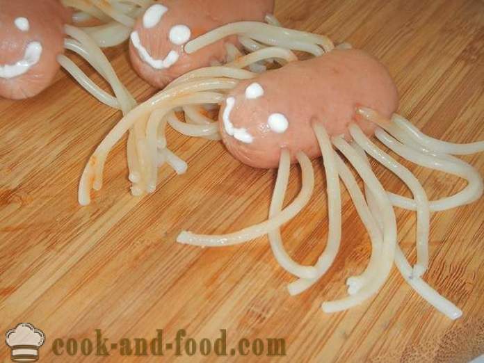 Octopus des saucisses et des spaghettis - comment faire cuire des spaghettis avec des saucisses pour les enfants, une étape par étape des photos de recettes